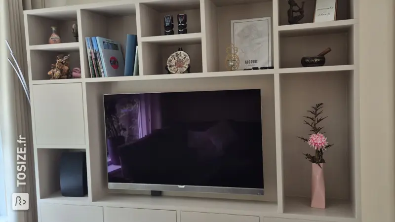 Meuble TV élégant couleur sable avec compartiments ouverts, par Roksana