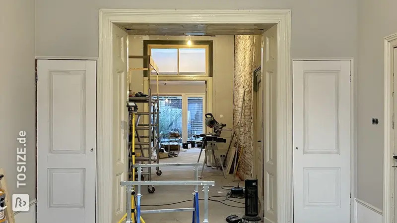 Elegante Paneeltüren für das Wohnzimmer im angrenzenden Badezimmer, von Iris