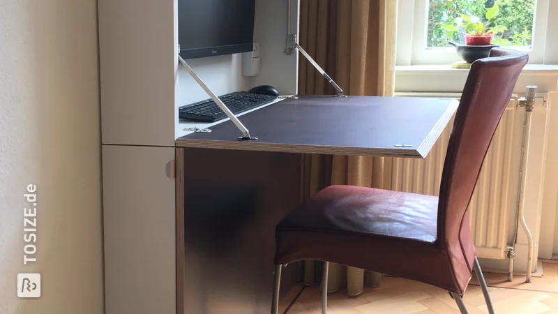 Handlicher kompakter zusammenklappbarer Computertisch aus MDF und Betonplex von Rob