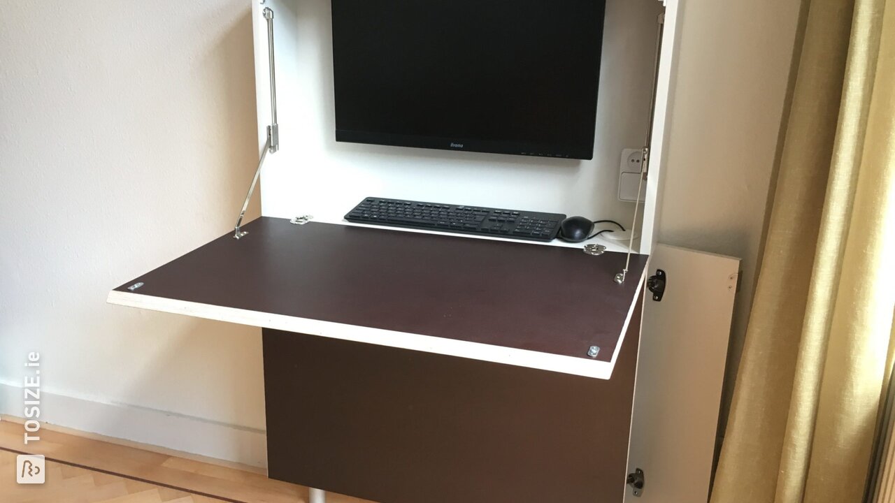 Handy compact folding computer desk of MDF and Betonplex, by Rob