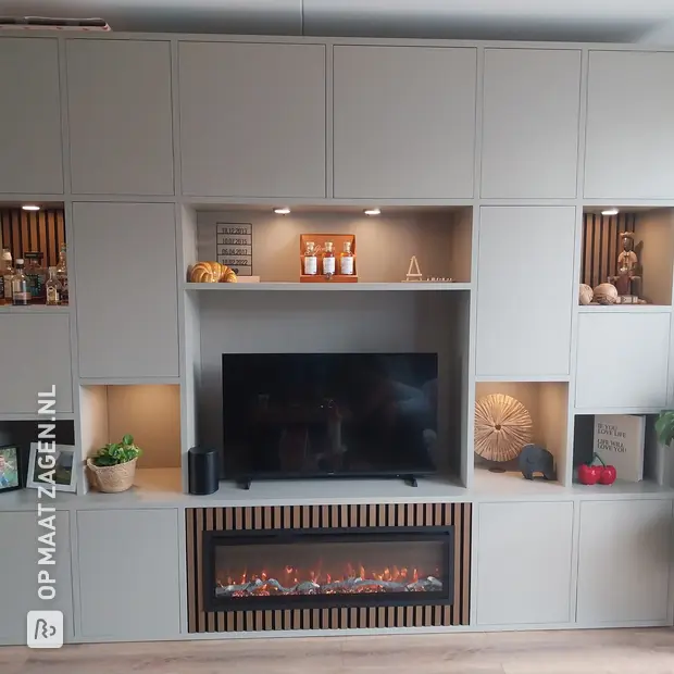 Crème kastenwand met open vakken en deuren