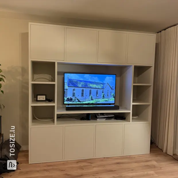 Meuble mural blanc avec portes et compartiments ouverts