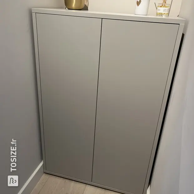 Meuble à chaussures gris avec portes
