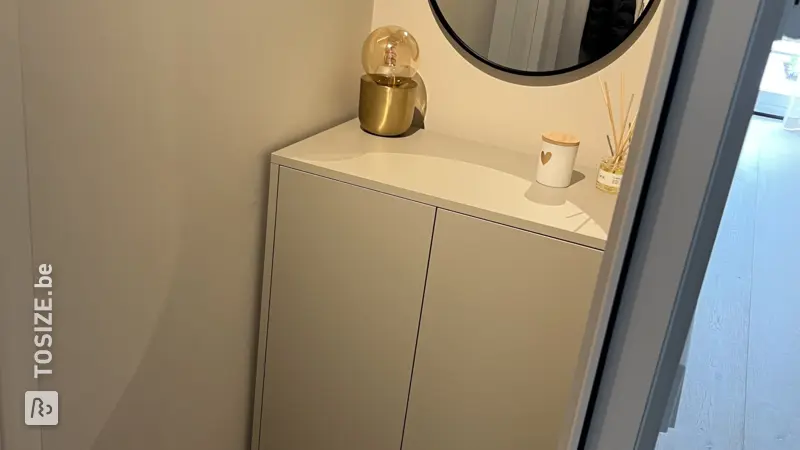 Élégant meuble à chaussures gris dans l'entrée, par Carolien