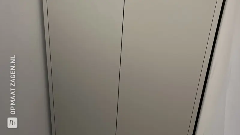 Elegante Grijze Schoenenkast in de Gang, door Carolien