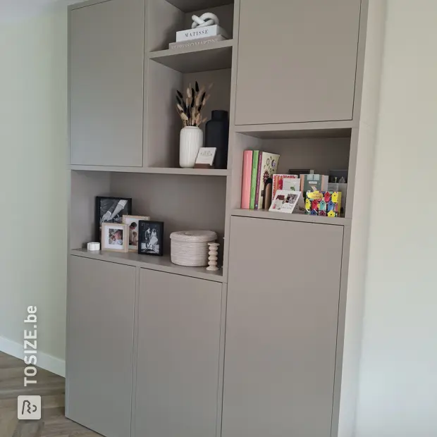 Grijze kast met deuren en open vakken