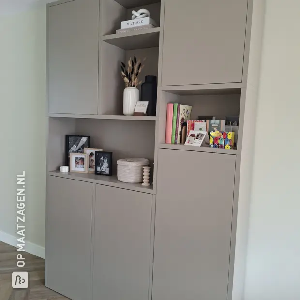 Grijze kast met deuren en open vakken