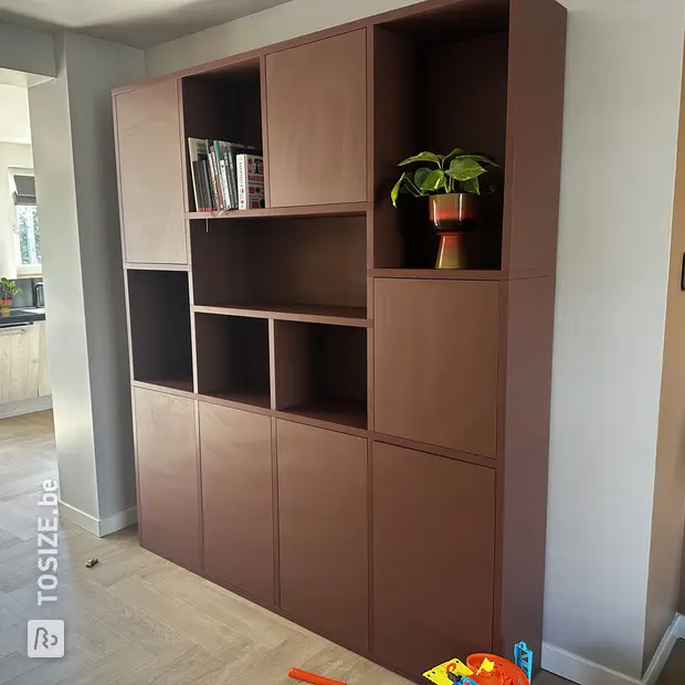 Meuble mural marron avec compartiments et portes ouverts