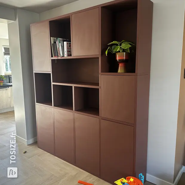 Meuble mural marron avec compartiments et portes ouverts
