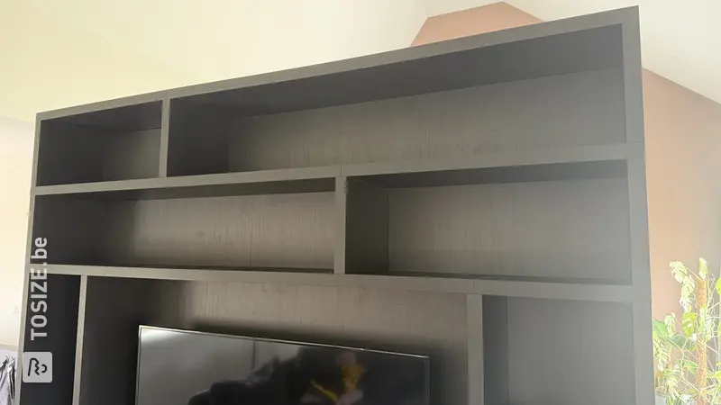 Meuble TV Cinewall élégant en noir raffiné, par Justin