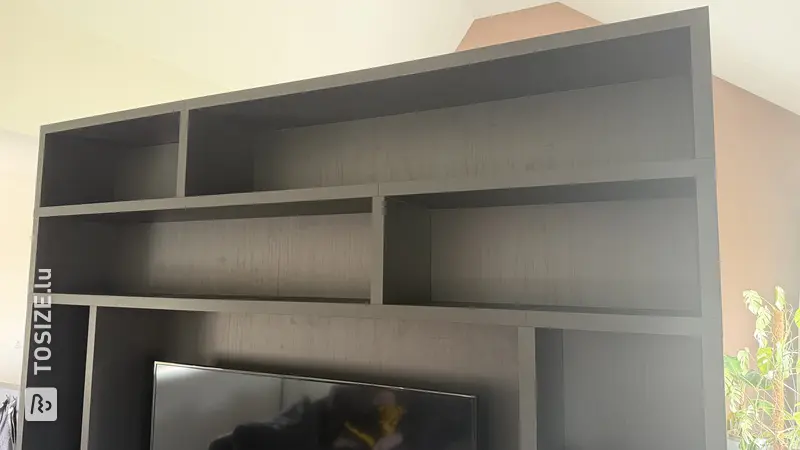 Meuble TV Cinewall élégant en noir raffiné, par Justin