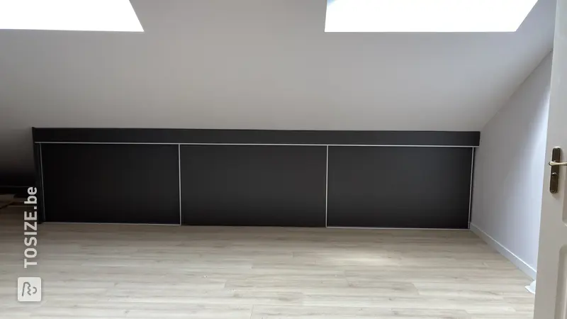 Armoire à portes coulissantes sur mesure pour un mur incliné, par Lucy
