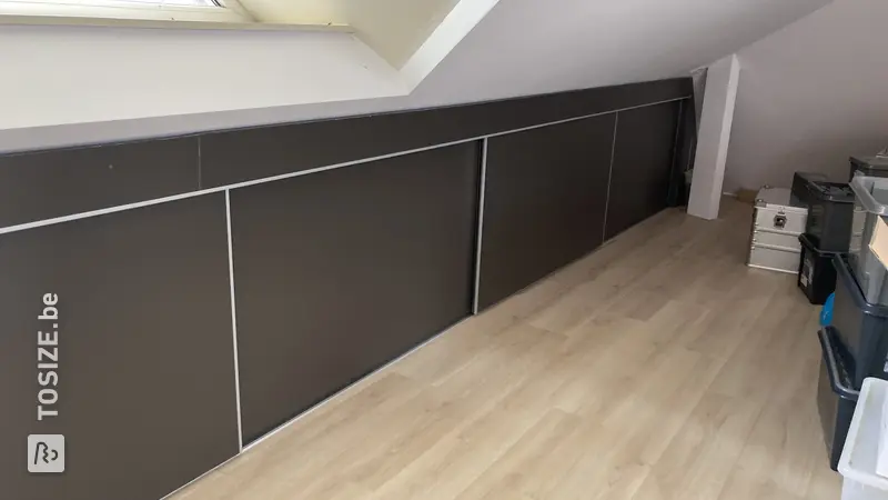 Op maat gemaakte schuifdeurkast voor schuine wand, door Lucy