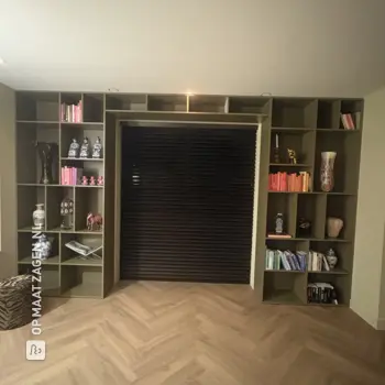Zelfgemaakte vakkenkast voor de woonkamer als ombouw, door Janna