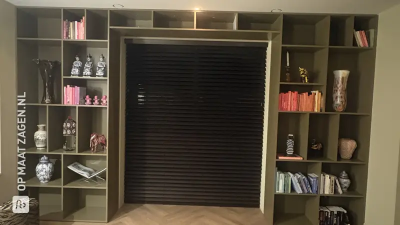 Zelfgemaakte vakkenkast voor de woonkamer als ombouw, door Janna