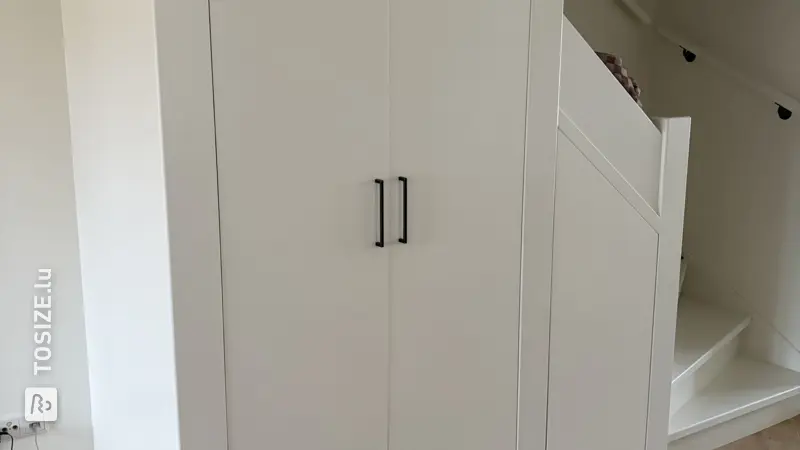 Cleverer Untertreppenschrank fürs Wohnzimmer, von Wies