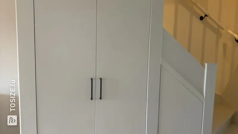 Cleverer Untertreppenschrank fürs Wohnzimmer, von Wies