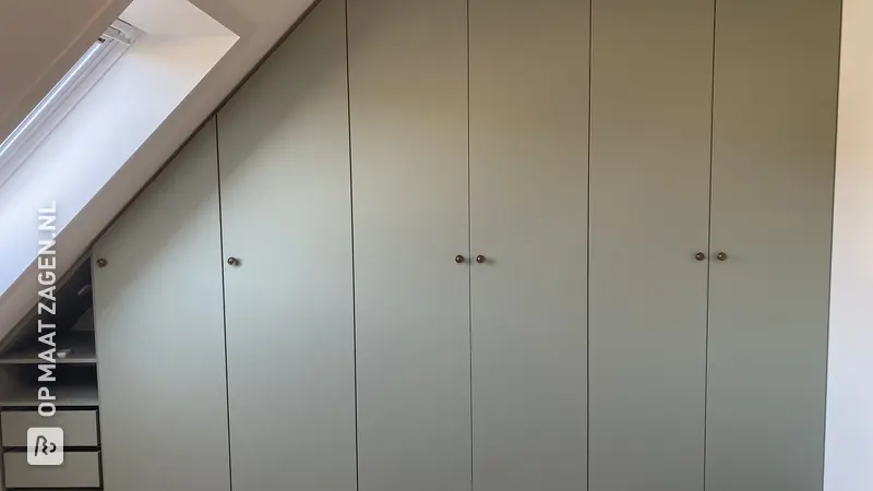 Op maat gemaakte kledingkast onder een schuin dak, door Dick