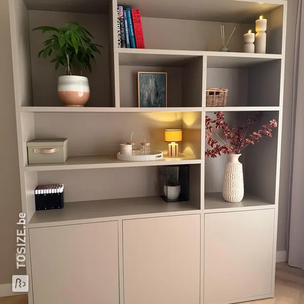 Meuble mural gris avec compartiments ouverts et portes