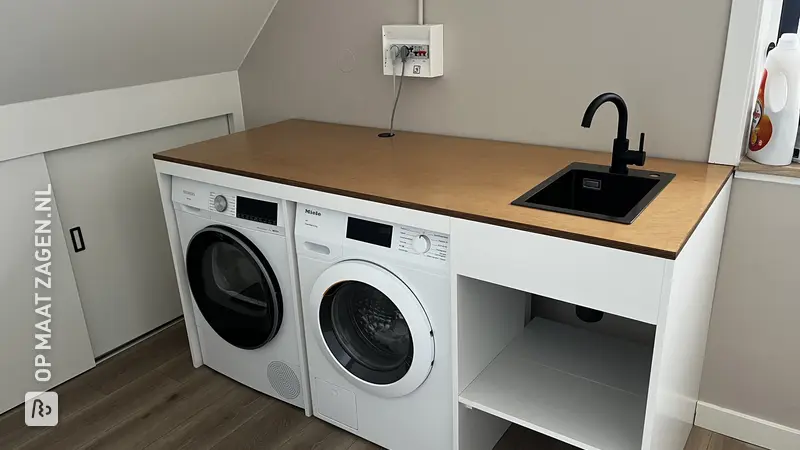Stijlvolle Wasmachine Ombouw op Zolder, door Bastiaan