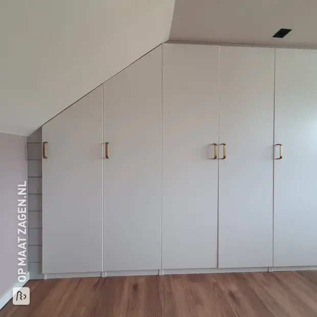 Witte kast met deuren en open vakken