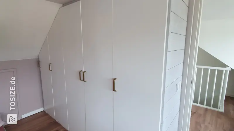 Custom-made wardrobe under a sloping roof, by Marleen