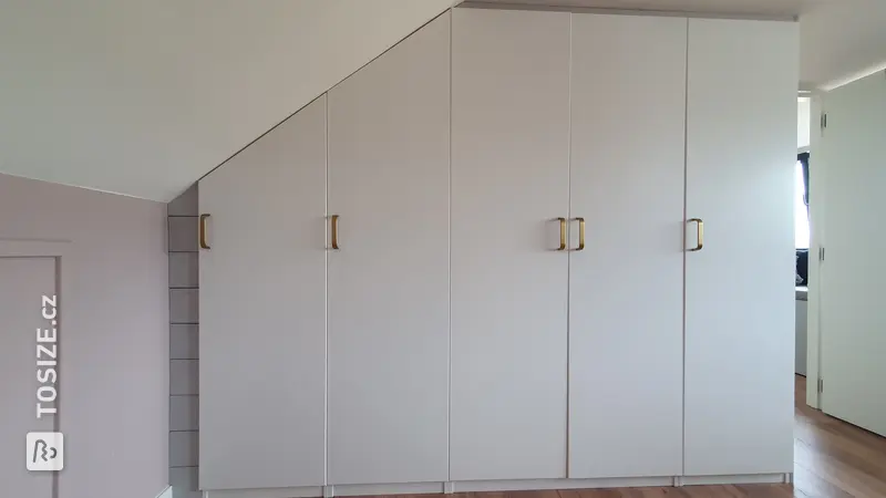 Custom-made wardrobe under a sloping roof, by Marleen
