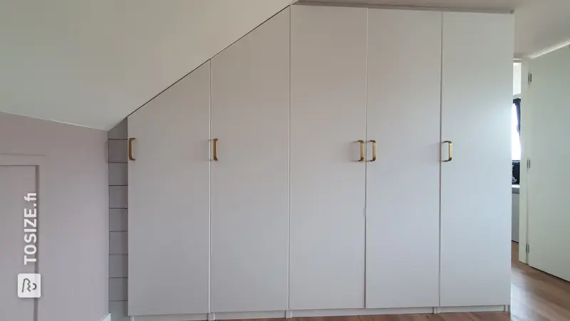 Custom-made wardrobe under a sloping roof, by Marleen