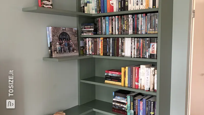 Elegante libreria con ripiani, di Huib