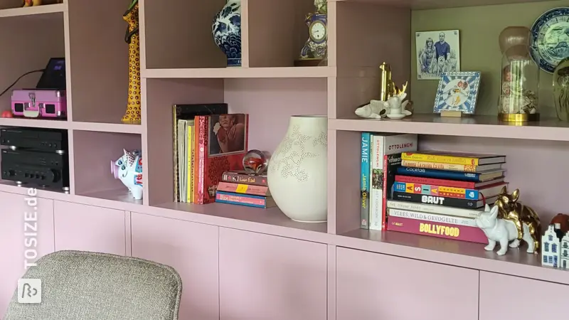 Selbstgebauter rosa Vitrinenschrank fürs Wohnzimmer, von Lisa