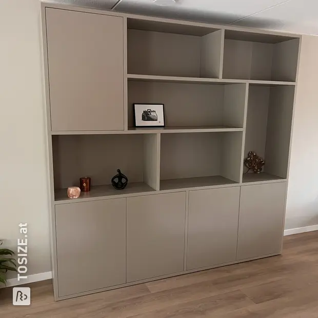 Beigefarbener Wandschrank mit offenen Fächern und Türen