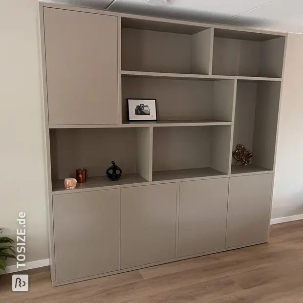 Beigefarbener Wandschrank mit offenen Fächern und Türen