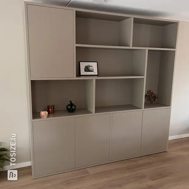 Meuble mural beige avec compartiments et portes ouverts