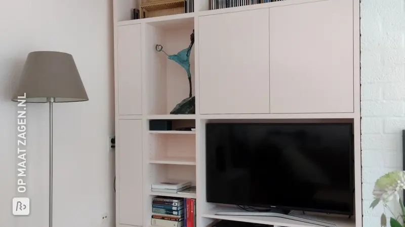 Stijlvolle tv-kast op maat in een nis, door Johan
