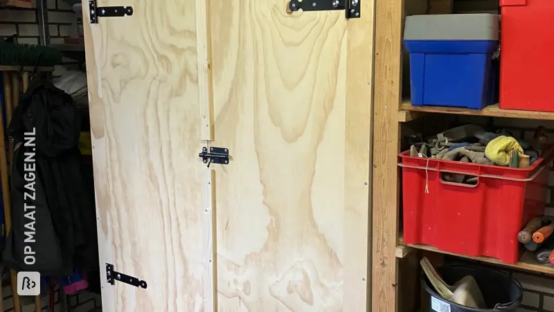 Robuuste Garagekast voor Golfsets, door Erno
