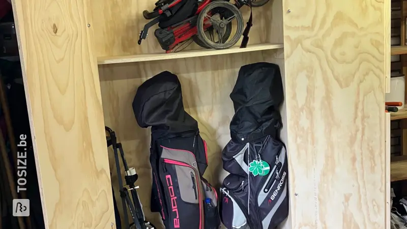 Robuuste Garagekast voor Golfsets, door Erno