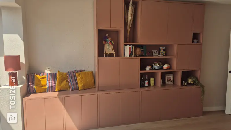 Selbstgebautes Aufbewahrungsmöbel und Sitzbank für das Wohnzimmer, von Eveline