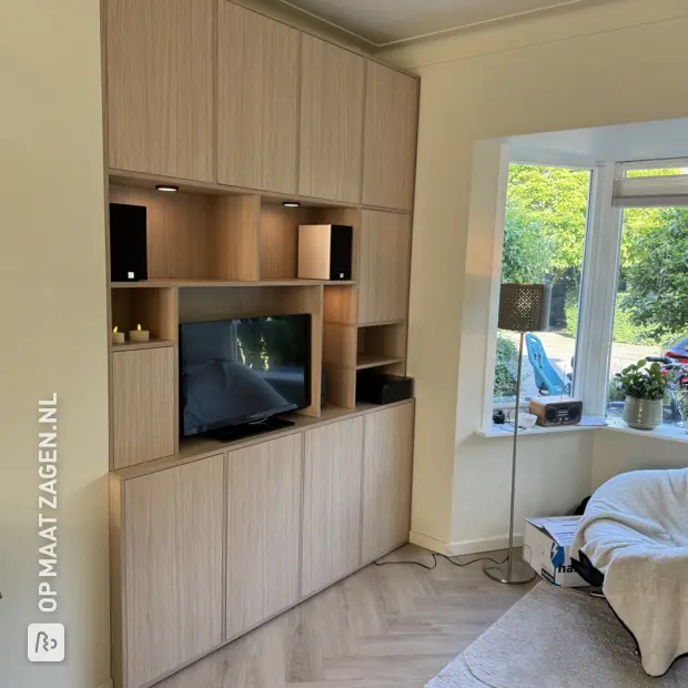 Natuurlijk hout kastenwand met open vakken en deuren