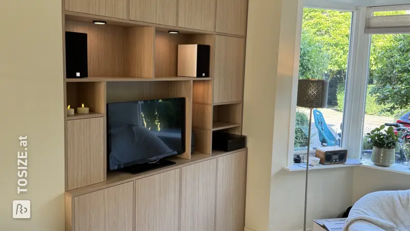 Maßgefertigter TV-Schrank aus Eiche mit Strahlern, von Lars