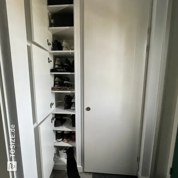 Weißer Schuhschrank mit Türen und offenen Fächern