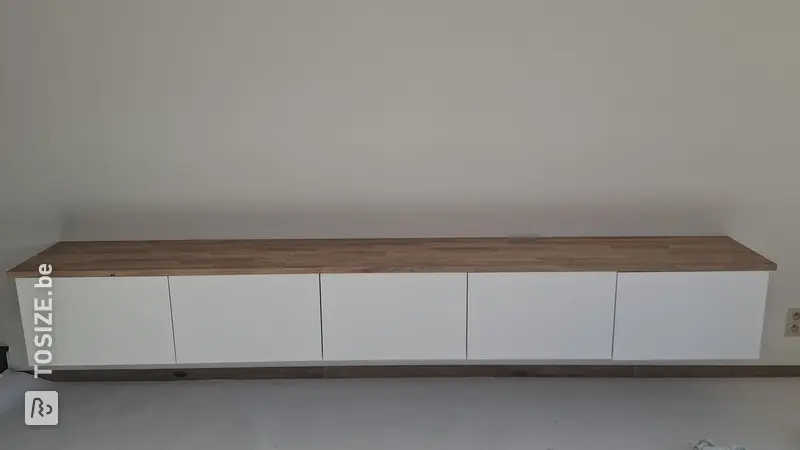 Création d'un élégant plan de travail en chêne pour les meubles Ikea Besta, par Olivier