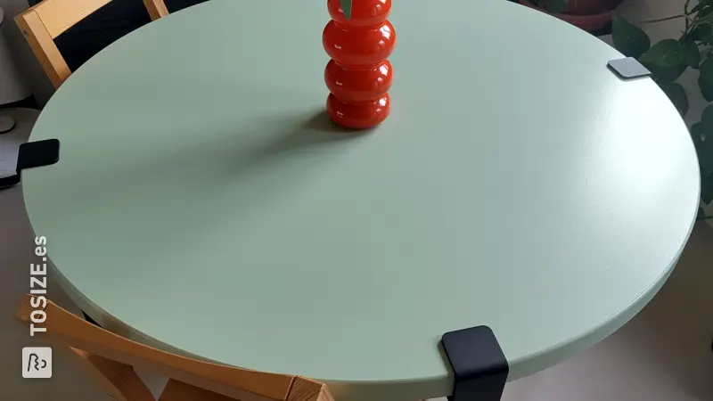 Mesa de comedor de MDF verde, de Eva