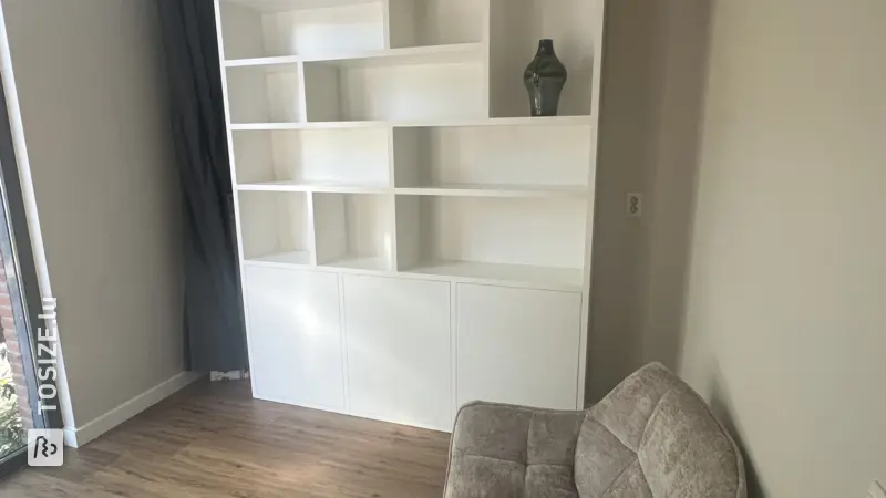 Maßgefertigtes weißes Bücherregal von Jacqueline