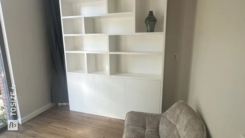 Bibliothèque blanche sur mesure, par Jacqueline