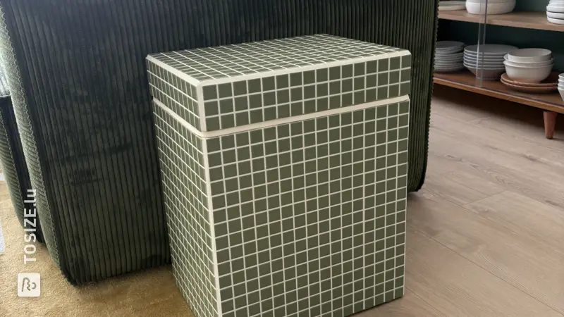 Table d'appoint carrelée avec rangement, par Ruben