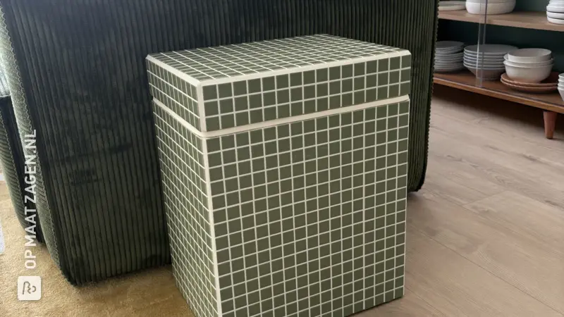 Betegelde bijzettafel met opbergruimte, door Ruben