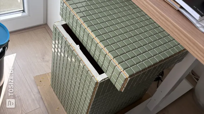 Betegelde bijzettafel met opbergruimte, door Ruben