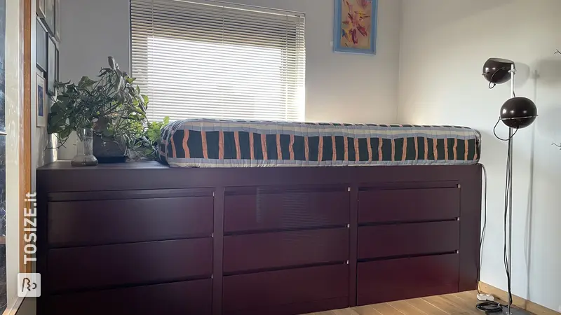 Letto spazioso con contenitore: un progetto IKEA realizzato con MDF e truciolato, di Daniel