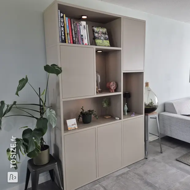 Armoire beige avec portes et compartiments ouverts