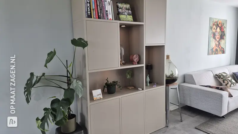 Vakkenkast in Dark Ecru voor de Woonkamer, door Kim